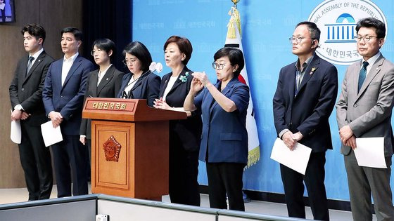 진선미 더불어민주당 의원과 장혜영 정의당 의원, 용혜인 기본소득당 의원 등 야당 의원들이 25일 서울 여의도 국회 소통관에서 10·29 이태원 참사의 책임을 물어 탄핵 소추된 이상민 행정안전부 장관에 대한 헌법재판소의 탄핵심판 청구 기각 관련 기자회견을 하고 있다. 뉴스1