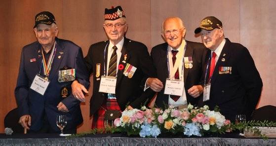 정전 70주년을 맞아 방한한 한국전 참전용사 합동인터뷰가 27일 부산롯데호텔 41층 아테네에서 열려 호주 로널드 워커(Ronald G Walker.89세), 캐나다 윌리엄 로버트슨(William B. Robertson,92세), 영국 리챠드 카터(Richard J. Carter,92세), 미국 도널드 레이드(Donald F. Reid,91세)씨(왼쪽부터)가 인터뷰 후 기념사진을 찍고 있다. 송봉근 기자