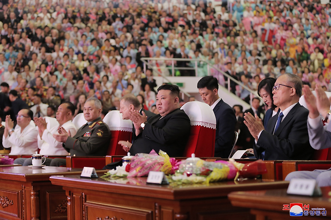 김정은 북한 국무위원장이 27일 ‘전승절 70주년’ 행사 참석차 방북한 중국·러시아 대표단과 함께 공연을 관림하고 있다. 조선중앙통신·연합뉴스