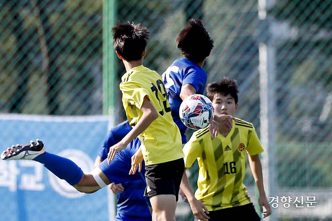 경기 광문고가 27일 충북 제천축구센터에서 열린 2023 대통령금배 고등U17 유스컵 10강, 서울 중앙고와의 경기에서 볼 경합을 하고 있다. 문재원 기자