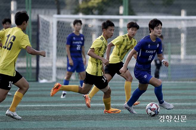 경기 광문고가 27일 충북 제천축구센터에서 열린 2023 대통령금배 고등U17 유스컵 10강, 서울 중앙고와의 경기에서 돌파하고 있다. 문재원 기자