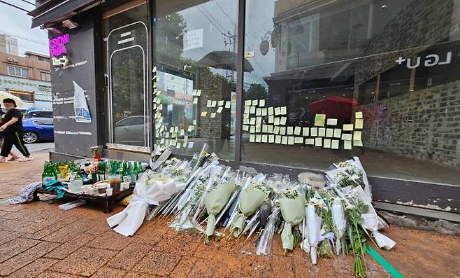 서울중앙지법이 27일 '신림동 흉기 난동' 사건이 일어난 장소에서 여성을 살해하겠다는 예고를 게시한 20대의 구속 여부를 결정한다. 사진은 지난 22일 서울 관악구 신림역 인근 '묻지마 흉기 난동' 사건이 일어난 현장에 사망한 피의자를 추모하는 공간. /사진=뉴스1