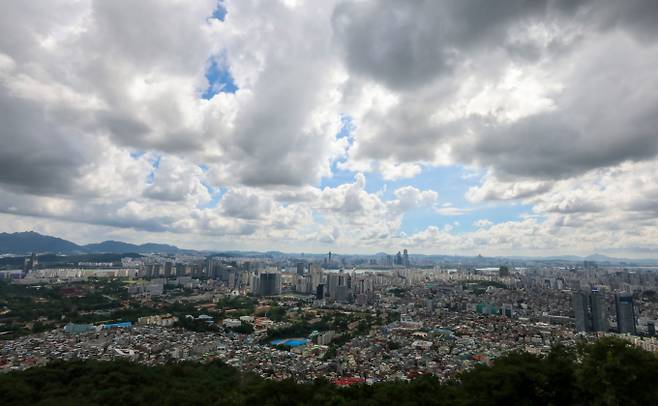 금요일에는 소나기와 함께 습하고 높은 온도로 불쾌지수 높은 날씨가 이어지겠다. 사진은 지난 26일 서울 중구 남산 전망대에서 바라본 뭉게 구름이 펼쳐진 서울 도심. /사진=뉴스1