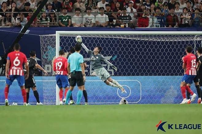 [서울=뉴시스]팀 K리그 골키퍼 이창근. (사진=프로축구연맹 제공)