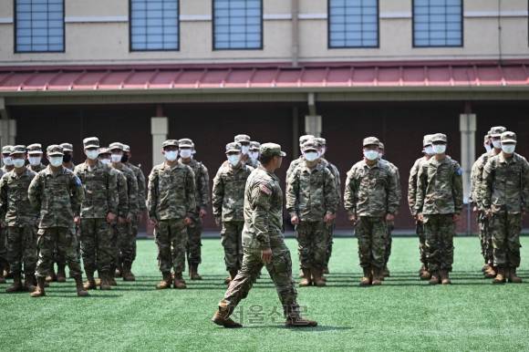 교육생들이 운동장에서 대형을 갖춘 모습. 최근 유행하는 독감으로 전체 인원이 모이거나 실내 교육을 진행하는 경우에는 마스크 착용을 권고하고 있다.