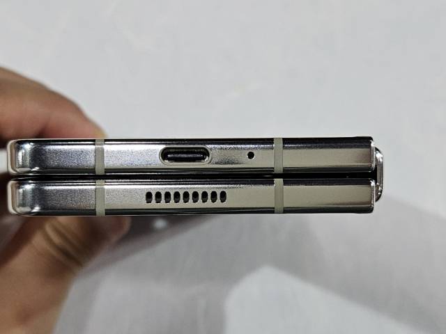 갤럭시Z 5 시리즈에 신형 힌지가 적용된 덕에 기기가 빈 공간 없이 접히는 모습.윤민혁 기자