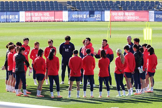 한국 여자 축구대표팀 선수들이 27일 오전(한국시간) 시드니 외곽의 캠벨타운 스포츠 스타디움에서 모로코전을 앞두고 훈련을 시작하기에 앞서 콜린 벨 감독의 지시를 받고 있다.    대표팀은 사흘 뒤인 30일 오후(한국시간) 애들레이드의 하인드마시 스타디움에서 모로코와 조별리그 2차전을 치른다. 2023.7.27 연합뉴스