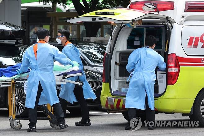 응급환자 이송. 기사와 직접적인 관련 없음.   [연합뉴스 자료사진]