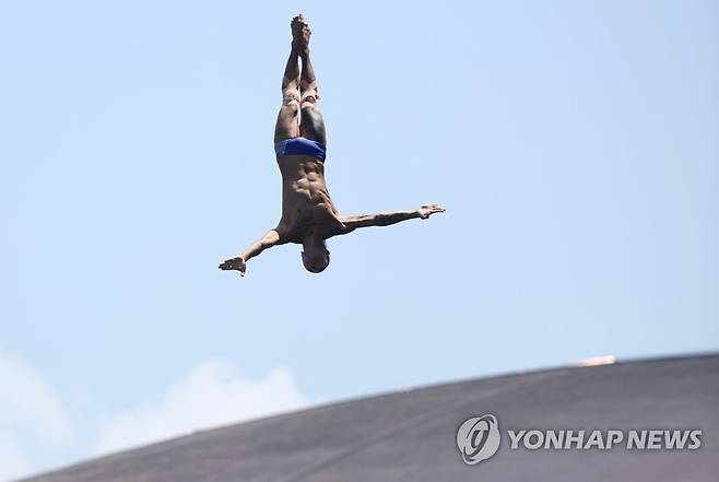 최병화 ‘날자’ (후쿠오카=연합뉴스) 윤동진 기자 = 최병화가 27일 일본 후쿠오카 씨사이드 모모치 해변 공원에서 열린 2023 세계수영선수권 하이다이빙 경기에서 연기를 펼치고 있다. 2023.7.27 mon@yna.co.kr