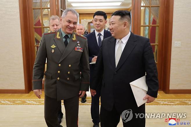 북한 김정은, 러시아 국방장관 접견 (평양 조선중앙통신=연합뉴스) 김정은 북한 국무위원장이 지난 26일 당중앙위원회 본부청사에서 조국 해방전쟁 승리 70주년(전승절) 행사 참석차 방북한 세르게이 쇼이구 국방장관을 단장으로 하는 러시아 군사대표단을 접견했다고 조선중앙통신이 27일 보도했다. 2023.7.27
    [국내에서만 사용가능. 재배포 금지. For Use Only in the Republic of Korea. No Redistribution] nkphoto@yna.co.kr