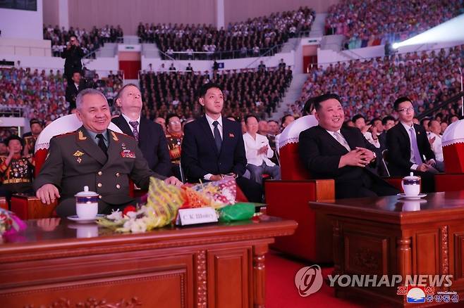 북한 김정은, 중·러 대표단들과 공연관람 (평양 조선중앙통신=연합뉴스) 김정은 북한 국무위원장이 '전승절'(6ㆍ25전쟁 정전협정기념일) 70주년 행사 참석차 방북한 러시아 군사대표단, 중국 정부 대표단과 함께 공연을 관람했다고 조선중앙통신이 27일 보도했다. 2023.7.27 
    [국내에서만 사용가능. 재배포 금지. For Use Only in the Republic of Korea. No Redistribution] nkphoto@yna.co.kr