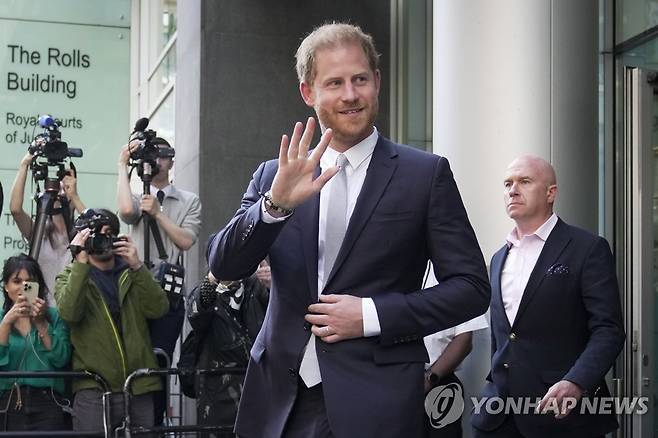 지난 6월 런던 고등법원에 출석한 해리 왕자 [AP 연합뉴스 자료사진]