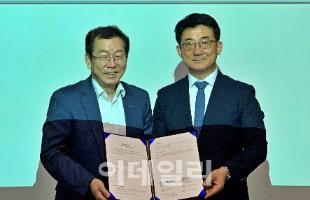 김응수 프리미엄패스인터내셔널 대표(사진 왼쪽)와 진일남 페이버스 그룹 상무이사가 업무협약 체결 후 기념촬영을 하고 있다. (사진=프리미엄패스인터내셔널 제공)