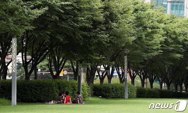 전국 대부분 지역에 폭염특보가 발효 중인 3일 오후 부산 부산진구 송상현광장을 찾은 시민들이 나무 그늘 아래에서 더위를 식히고 있다. 2023.7.3/뉴스1 ⓒ News1 윤일지 기자