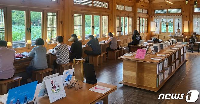 전북 대부분 지역에 폭염 특보가 발효된 28일 전북 전주시 덕진공원 연화정 도서관을 찾은 시민들이 독서를 하고 있다. 2023.7.28/뉴스1 ⓒ News1 유경석 기자