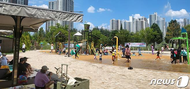 전북 대부분 지역에 폭염 특보가 발효된 28일 전북 전주시 덕진구 세병공원을 찾은 어린이들이 물놀이를 즐기며 더위를 식히고 있다. 2023.7.28/뉴스1 ⓒ News1 유경석 기자