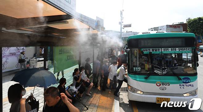 전국적으로 폭염특보가 내려진 28일 오전 경기 수원시 팔달구 수원화성 팔달문 인근 버스정류장에 설치된 '쿨링포그' 시스템이 가동되고 있다. 2023.7.28/뉴스1 ⓒ News1 김영운 기자