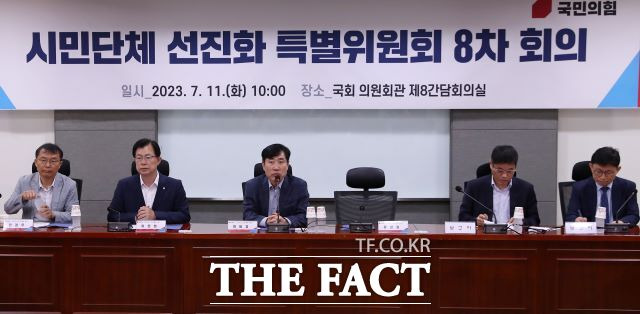 국민의힘이 27일 집회·시위에 대한 요건을 강화하는 내용의 집시법 개정을 추진하기로 했다. 대통령실이 권고한 지 하루만이다. 하태경 국민의힘 시민단체 선진화 특별위원회 위원장과 이만희 의원이 11일 오전 서울 여의도 국회 의원회관에서 열린 8차 회의에서 발언을 하고 있다. /뉴시스