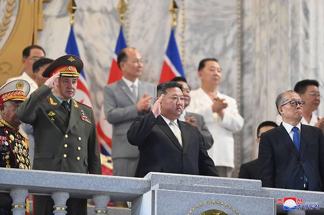 북한이 일명 '전승절'인 지난 27일 저녁 평양 김일성광장에서 열병식을 개최했다고 조선중앙통신이 28일 보도했다. 김정은의 왼쪽은 세르게이 쇼이구 러시아 국방장관, 오른쪽은 리홍중 중국 전인대 상무위원회 부위원장. /조선중앙통신 홈페이지 캡처