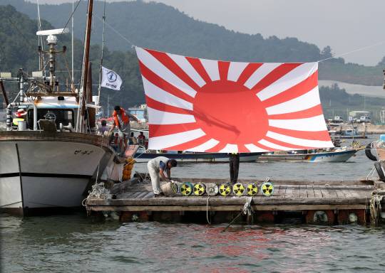 전국어민회 총연맹 소속 보성군 어민연합회가 지난 26일 전남 보성군 회천면 수협위판장 인근 해상에서 후쿠시마원전 오염수 해양 투기 반대 집회를 하고 있다.  연합뉴스 제공.