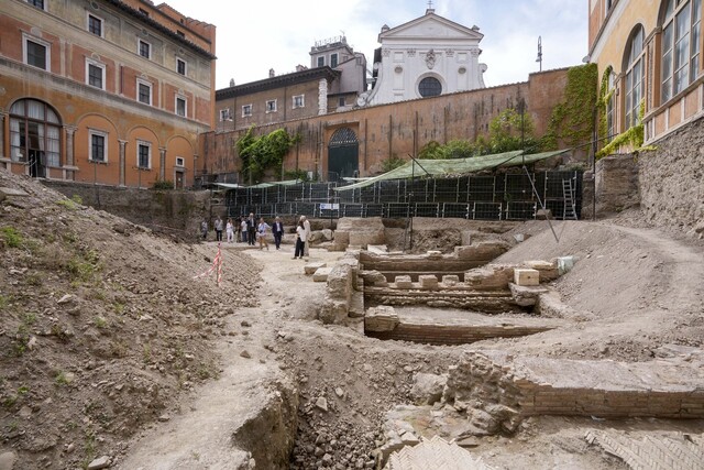 최근 이탈리아 로마의 호텔 공사 부지에서 고대 로마 네로 황제의 극장 유적이 발견된 가운데 26일(현지시각) 해당 유적지를 공개했다. AP 연합뉴스