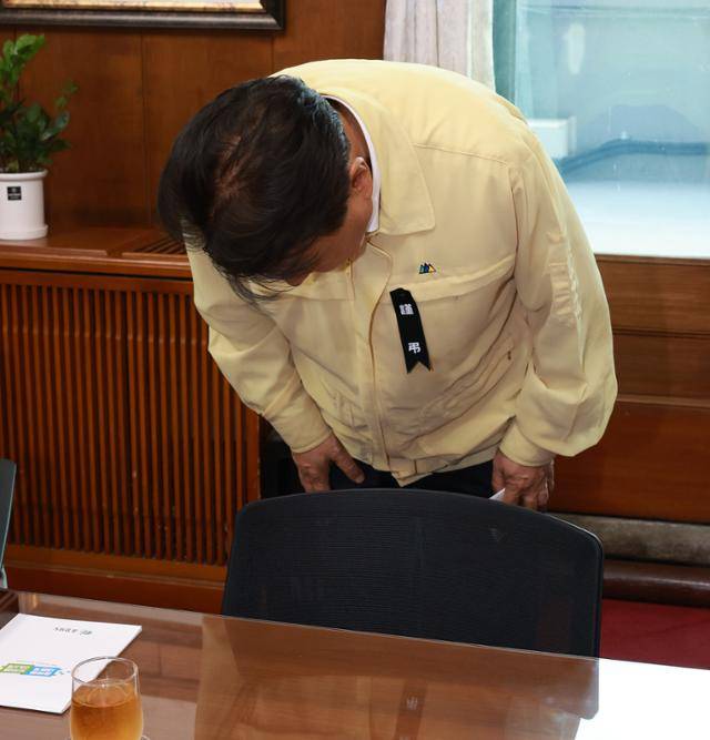 28일 김영환 충북지사가 도청에서 오송 지하차도 침수 사고 유족협의회와 접견한 뒤 죄송한 마음을 금할 길이 없다며 고개를 숙이고 있다. 충북도 제공·뉴시스