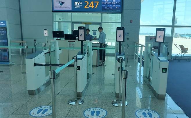 안면인식 장치가 설치된 인천공항 항공기 탑승구 게이트.|씨유박스 제공