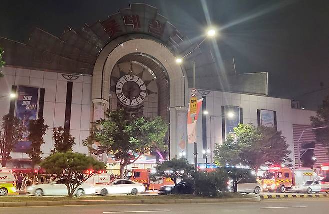 서울 송파구 롯데백화점 잠실점에서 화재가 발생한 28일 오후 백화점 건물 인근에 소방차들이 출동해 있다. 연합뉴스