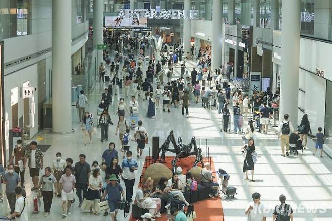 본격적인 여름 휴가철을 맞은 28일 오후 인천국제공항 1터미널 면세구역이 해외 여행객들로  북적이고 있다.