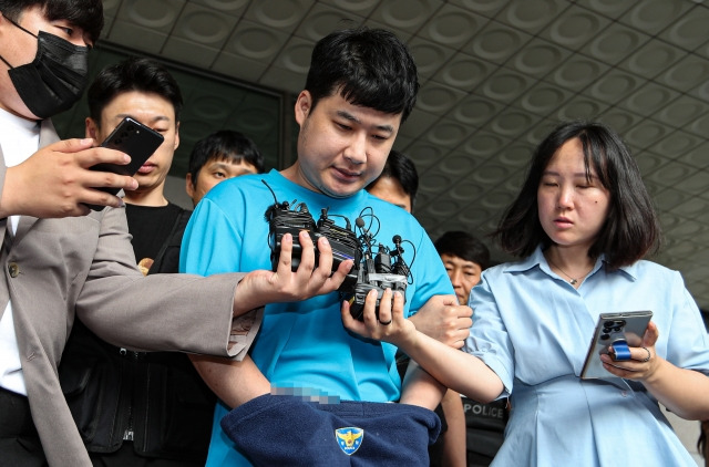 4명의 사상자를 낸 '신림동 흉기난동 사건' 피의자 조선이 28일 오전 서울 관악경찰서에서 검찰로 송치되고 있다. 공동취재사진