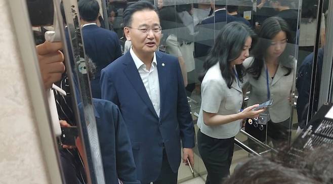 ▲유상범 국민의힘 수석대변인이 28일 오후 국회 소통관 기자회견장 옆 엘리베이터로 탄 뒤 이동관 방송통신위원장 후보 지명 입장을 묻는 기자들의 질문에 지금 질문하고 답하면 서로 말다툼 밖에 안 될 것 같다고 답변하고 있다. 사진=조현호 기자