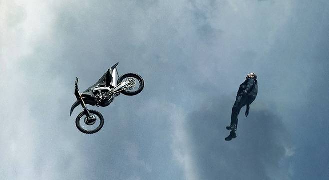 톰 크루즈의 아찔한 오토바이 절벽 낙하 장면. 사진I롯데엔터테인먼트