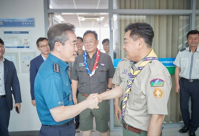 윤희근 경찰청장(왼쪽)이 세계 잼버리 대회 관계자와 악수하고 있다. <사진 제공=경찰청>