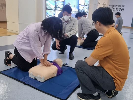 KCC 서울 서초구 본사에서 임직원들을 대상으로 심폐소생술과 자동제세동기 교육을 진행하는 모습. KCC 제공