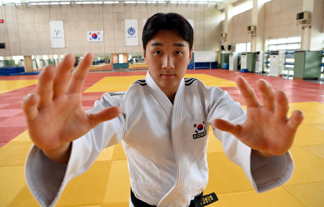 이준환이 지난 21일 경기 용인시 처인구 삼가동의 용인대에서 유도 기술을 구사하기 전 단계인 ‘잡기’를 보여주고 있다.  곽성호 기자