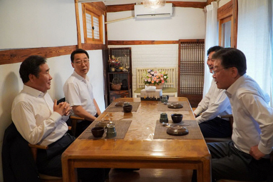 더불어민주당 이재명 대표와 이낙연 전 대표가 28일 서울 모처에서 만찬 회동을 하고 있다. 회동에는 당 대표실 정무조정실장인 김영진 의원과 이 전 대표 측근인 윤영찬 의원이 배석했다.더불어민주당 제공