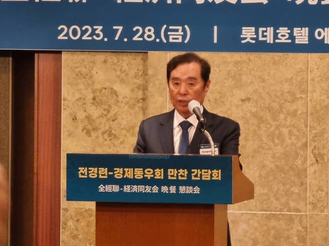 전국경제인연합회(전경련)와 일본 경제동우회가 28일 오후 서울 소공동 롯데호텔에서 연 만찬간담회에서 축사하는 김병준 전경련 회장직무대행. 김지헌 기자.