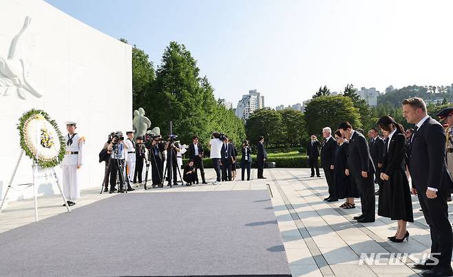 [부산=뉴시스] 홍효식 기자 = 윤석열 대통령과 김건희 여사가 6·25 정전협정 70주년을 맞아 27일 부산 남구 유엔기념공원을 찾아 자비에 베텔 룩셈부르크 총리, 데임 신디 키로 뉴질랜드 총독 내외 등 유엔 참전국 정부대표단과 함께 유엔군 위령탑에 참배하고 있다. (대통령실통신사진기자단) 2023.07.27. yesphoto@newsis.com