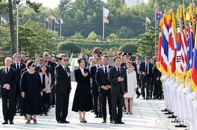 [부산=뉴시스] 홍효식 기자 = 윤석열 대통령과 김건희 여사가 6·25 정전협정 70주년을 맞아 27일 부산 남구 유엔기념공원을 찾아 유엔 참전국 정부대표단과 함께 참배하기 위해 유엔군 위령탑으로 이동하며 국기에 대한 경례를 하고 있다. (대통령실통신사진기자단) 2023.07.27. yesphoto@newsis.com