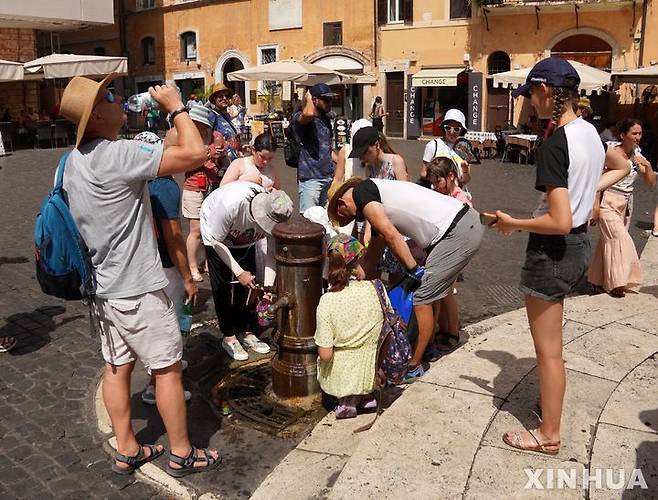 [로마=신화/뉴시스] 18일(현지시각) 이탈리아 로마의 판테온 신전 부근 수도에서 사람들이 물을 받고 있다. 이날 로마의 최고 기온은 41도를 넘어섰다. 2023.07.19.