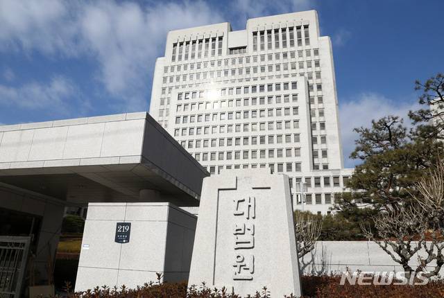[서울=뉴시스]이영환 기자 = 사회관계망서비스(SNS)에 고급 외제차 사진 등을 올리며 '주식 투자 고수'로 행세해 투자자를 모아 160억원을 가로챈 혐의를 받는 30대 여성에게 대법원이 중형을 확정했다. 사진은 서울 서초구 대법원의 모습. 2018.12.18.  20hwan@newsis.com