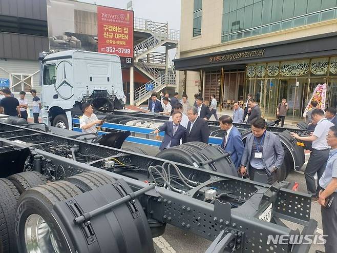 [광주=뉴시스]서광산업과 서광특장차는 28일 JS웨딩컨벤션에서 '벤츠 아록스2130L 4X2' 모델 출하 이벤트를 개최했다.