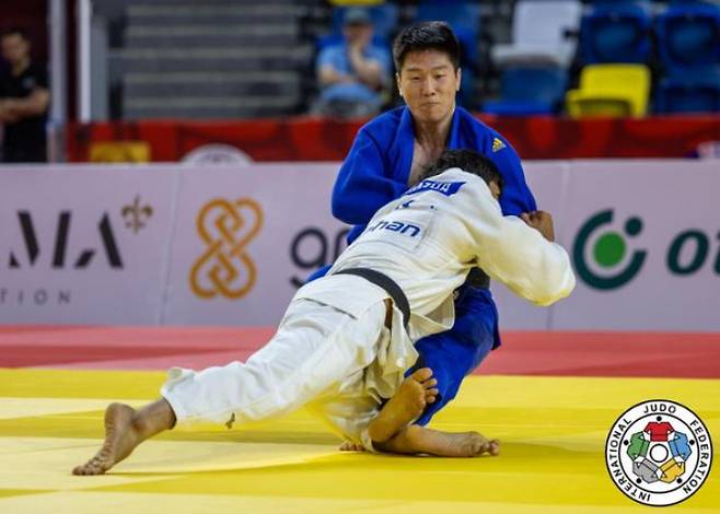 '한판승의 사나이' 이원희 용인대 교수가 6월 몽골 울란바토르에서 열린 국제유도연맹(IJF) 2023 울란바토르 그랜드슬램 남자 73㎏ 에 출전해 경기를 하고 있다. 국제유도연맹 제공