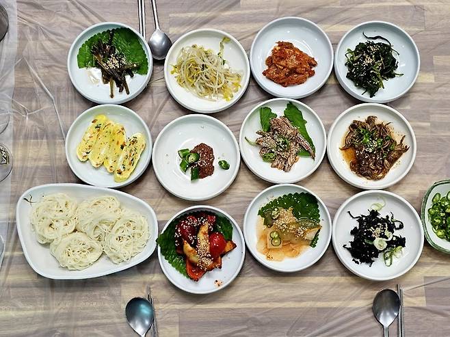 신들뫼바다 된장물회 밑반찬.