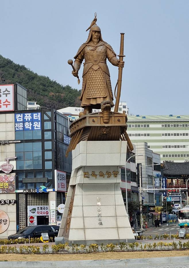 전남 여수는 이순신 장군의 도시 답게 거북선 등 이순신 장군을 상징하는 상호가 많이 있다. 여수 이순신 광장에는 이순신 동상이 서 있다.