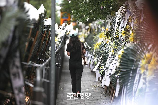 지난 7월 24일 서울 서초구 서이초등학교에서 고인이 된 교사를 추모하기 위한 시민들의 발걸음이 이어지고 있다. 성동훈 기자