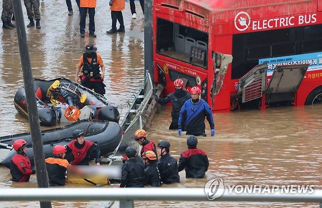 궁평지하차도 실종자 수습 (청주=연합뉴스) 김주형 기자 = 16일 미호천 제방 유실로 침수된 충북 청주시 오송읍 궁평2지하차도에서 119 구조대원들이 시신으로 발견된 실종자를 수습하고 있다.  2023.7.16 kjhpress@yna.co.kr