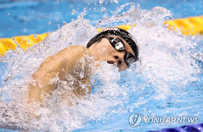 역영하는 황선우 (후쿠오카=연합뉴스) 윤동진 기자 = 한국 계영 대표팀 황선우가 28일 일본 후쿠오카 마린 메세 후쿠오카홀에서 열린 2023 세계수영선수권 남자 계영 800ｍ 예선 경기에서 역영하고 있다. 2023.7.28 mon@yna.co.kr