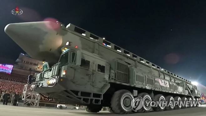 열병식에 등장한 '고체 ICBM' 추정 신형 미사일 (서울=연합뉴스) 북한이 건군절(인민군 창건일) 75주년인 지난 8일 평양 김일성광장에서 열병식을 개최하는 영상을 조선중앙TV가 9일 방송했다. 사진은 열병식에 등장한 '고체 ICBM' 추정 신형 미사일.  2023.2.9 
    [국내에서만 사용가능. 재배포 금지. For Use Only in the Republic of Korea. No Redistribution] nkphoto@yna.co.kr