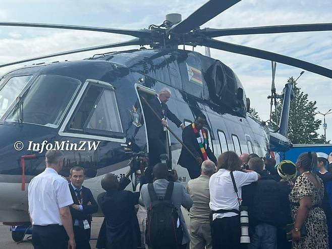 푸틴이 짐바브웨 대통령에게 선물한 헬기 [짐바브웨 공보부 트위터 계정 캡처]